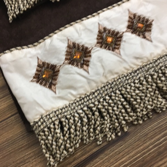 EUC 4pc. Stratford Home Decorative Towel Set - Picture 3 of 8